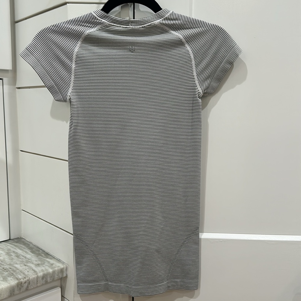 (6086) 🍋 LULULEMON RUN: Swiftly Tech Short Sleeve Crew Sz 2 **LOVED *STRIPE - Picture 8 of 9